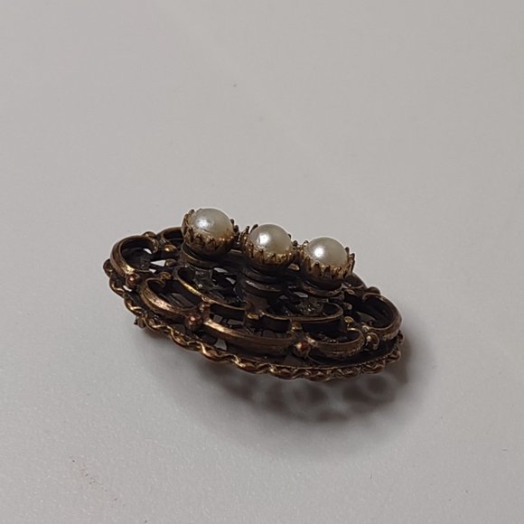 Vintage Oval Shaped 3 Faux Pearl Little Cute Metal Brooch - Picture 7 of 14